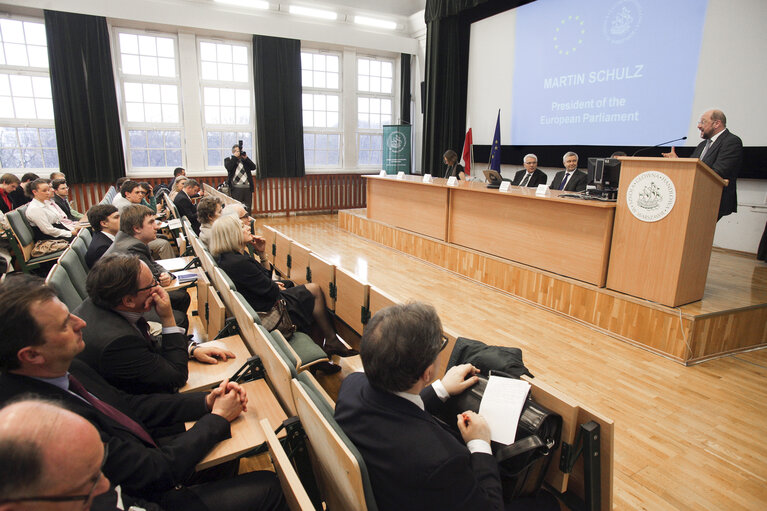 Fotografie 24: Mr Martin Schulz, the President of the European Parliament during the  meeting with the authorities and students of the Warsaw School of Economics