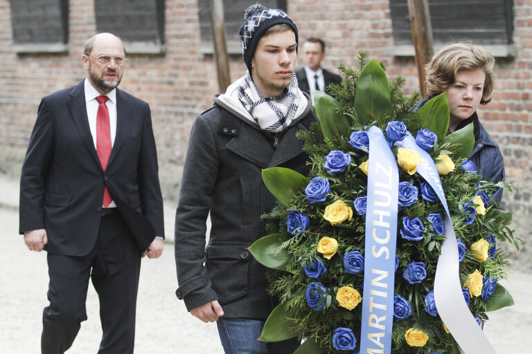 Fotografie 13: Mr Martin SCHULZ EP President, laying flowers at the death wall in Auschwitz death camp