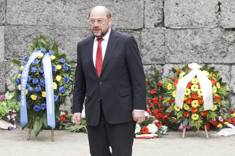 Fotografie 14: Mr Martin SCHULZ EP President, laying flowers at the death wall in Auschwitz death camp