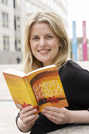 Foto 6: MEP Emma McCLARKIN for Get Caught Reading Campaign