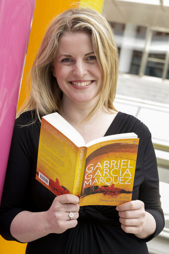 Foto 3: MEP Emma McCLARKIN for Get Caught Reading Campaign