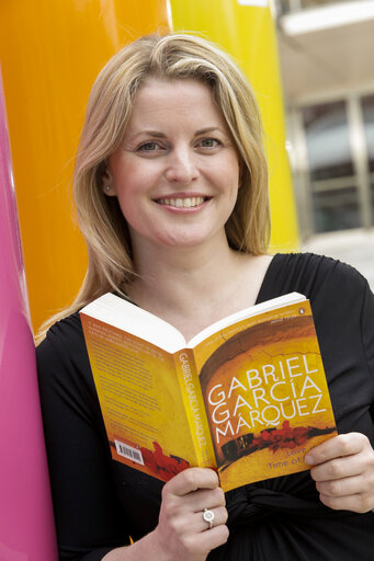 Foto 5: MEP Emma McCLARKIN for Get Caught Reading Campaign