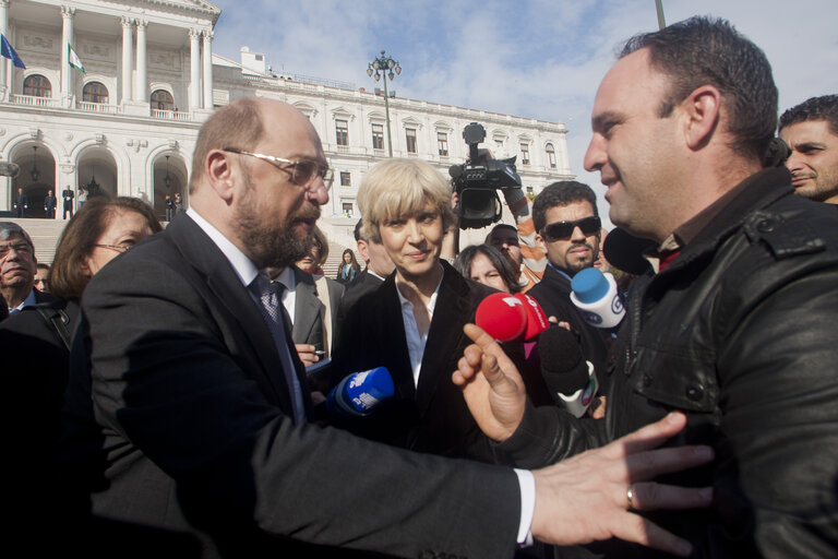 Fotagrafa 29: President of the European Parliament Martin Schulz speaking with manifestants in front of the Assembly of the Portuguese Republic.