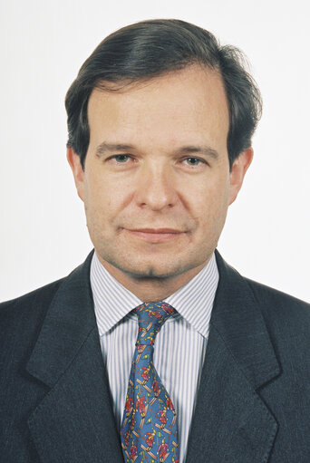 Снимка 3: Portrait of MEP James ELLES