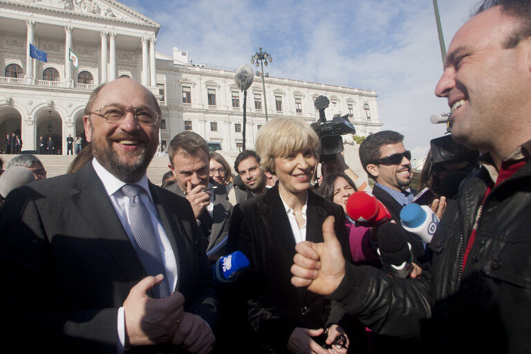 Foto 28: President of the European Parliament Martin Schulz speaking with manifestants in front of the Assembly of the Portuguese Republic.