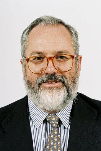 Снимка 14: Portrait of MEP Miguel ARIAS CANETE