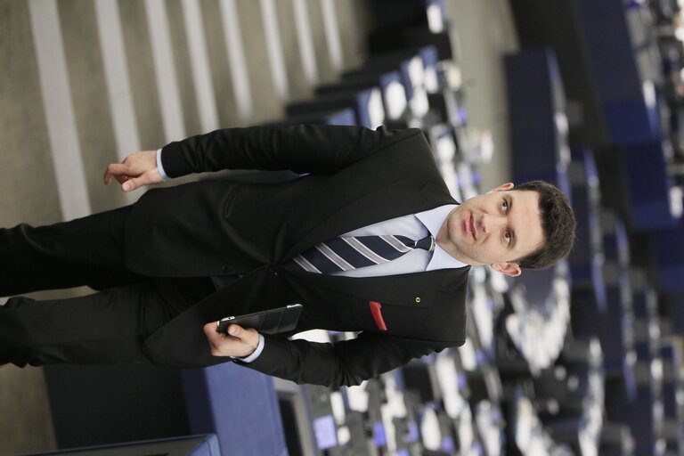 Foto 1: Petru Constantin LUHAN in the hemicycle in Strasbourg