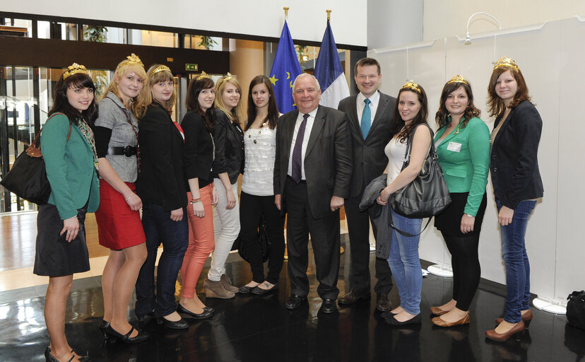 Fotagrafa 3: EPP group leader meets with Martin KASTLER and the official wine princesses from middle franconia