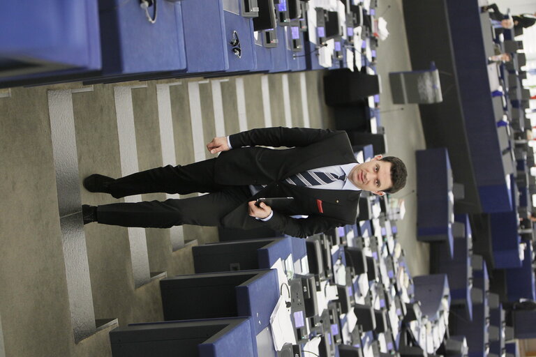 Foto 2: Petru Constantin LUHAN in the hemicycle in Strasbourg