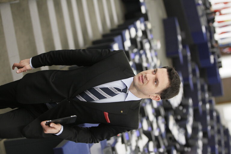 Foto 3: Petru Constantin LUHAN in the hemicycle in Strasbourg