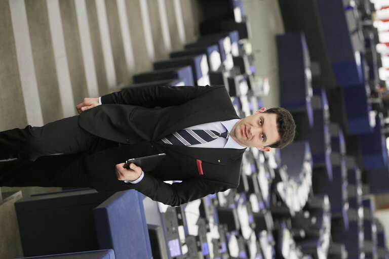 Foto 4: Petru Constantin LUHAN in the hemicycle in Strasbourg