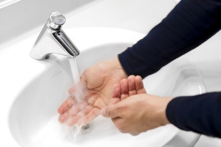 Billede 4: Hands being washed under water in a lavabo