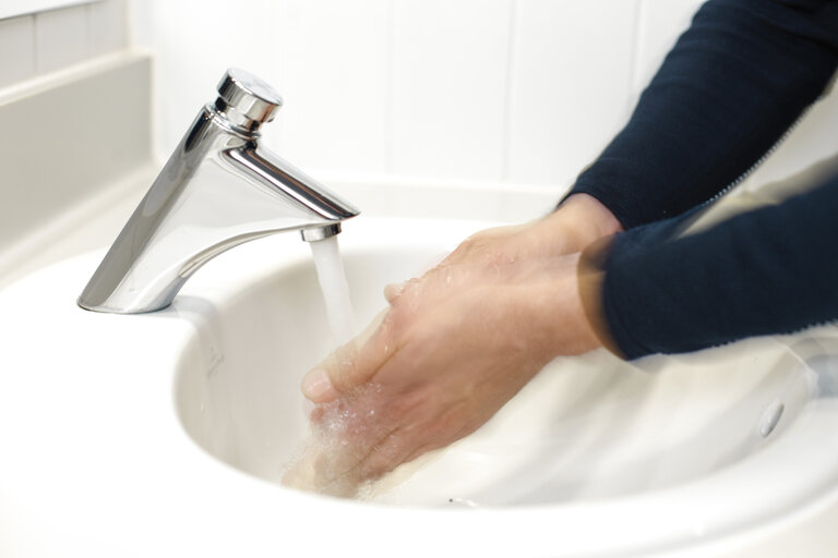 Billede 6: Hands being washed under water in a lavabo