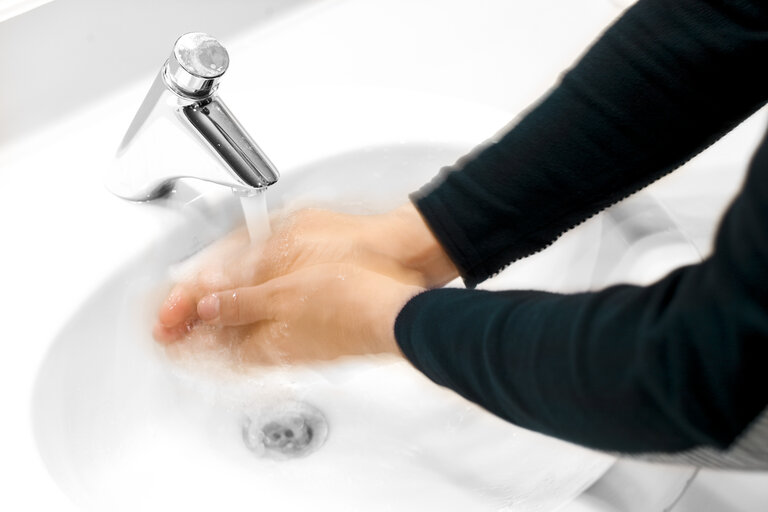 Suriet 3: Hands being washed under water in a lavabo