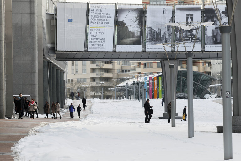 Fotogrāfija 9: Winter hits Brussels, with freezing temperatures and snow covering the EP buildings