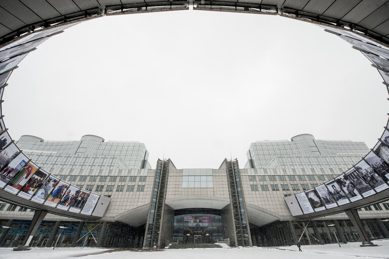 Fotogrāfija 24: Winter hits Brussels, with freezing temperatures and snow covering the EP buildings