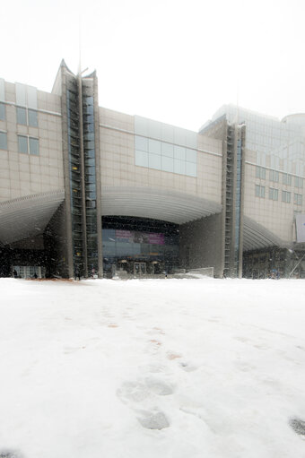 Fotogrāfija 23: Winter hits Brussels, with freezing temperatures and snow covering the EP buildings