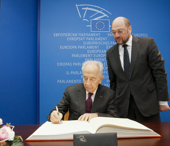 Nuotrauka 2: Official visit of the President of Israel to the European Parliament in Strasbourg  Signing of the Distinguished Visitors' Book