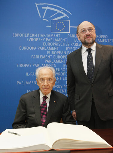 Fotografie 3: Official visit of the President of Israel to the European Parliament in Strasbourg  Signing of the Distinguished Visitors' Book