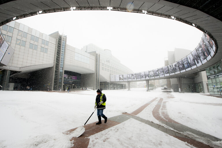 Fotogrāfija 20: Winter hits Brussels, with freezing temperatures and snow covering the EP buildings