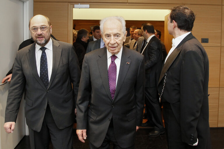 Nuotrauka 4: Official visit of the President of Israel to the European Parliament in Strasbourg  Signing of the Distinguished Visitors' Book