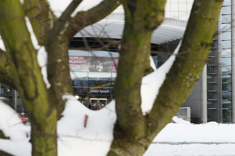 Fotogrāfija 7: Winter hits Brussels, with freezing temperatures and snow covering the EP buildings