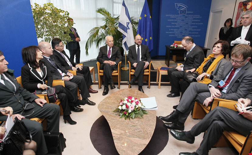 Fotografie 1: Official visit of the President of Israel to the European Parliament in Strasbourg  Signing of the Distinguished Visitors' Book