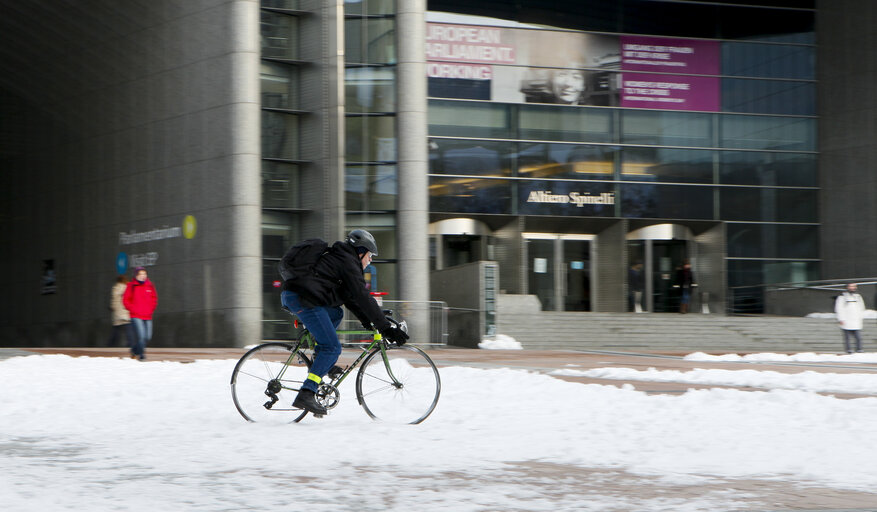 Fotogrāfija 3: Winter hits Brussels, with freezing temperatures and snow covering the EP buildings