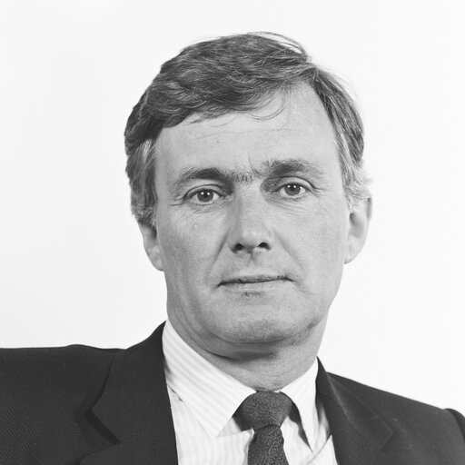 Foto 13: Portrait of MEP Pieter DANKERT