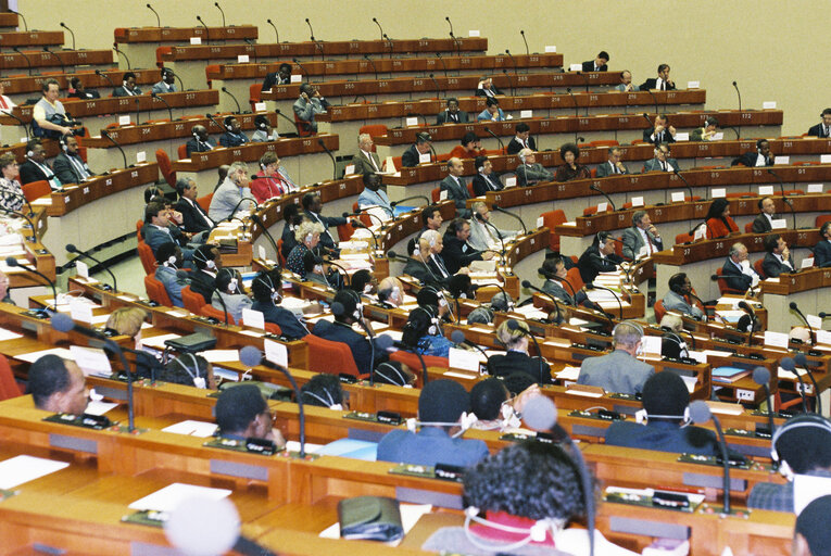 Foto 40: 11th session of the ACP-EEC Joint-Parliamentary Assembly (Assemblee paritaire) in Luxembourg from 24 to 28 September 1990