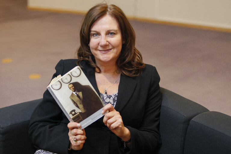 MEP Arlene McCARTHY with a book for the Get caught reading campaign