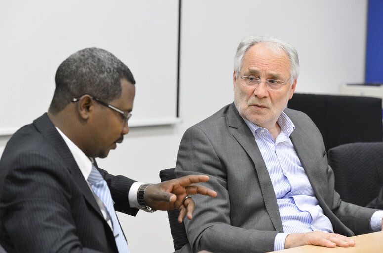 Valokuva 7: Mep's meet with a Group of Sudan Young Political Leaders