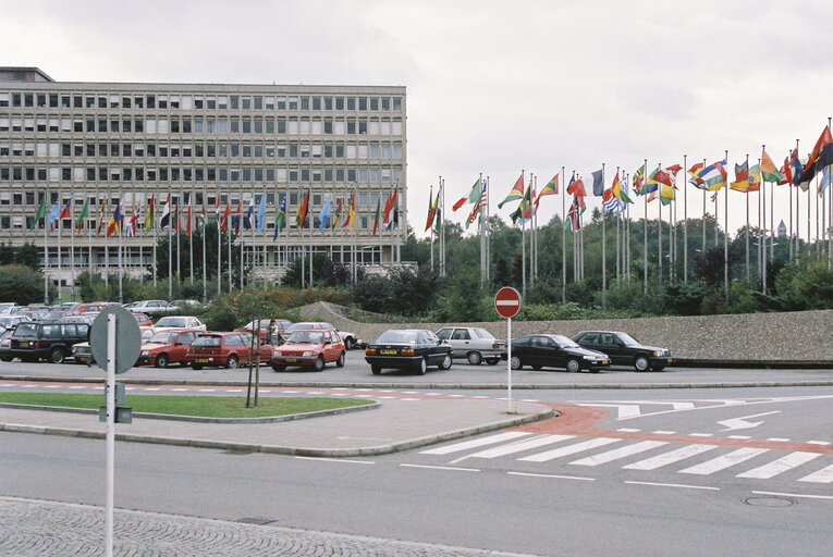 Foto 23: Flags in front of the EP Schuman building in Luxembourg