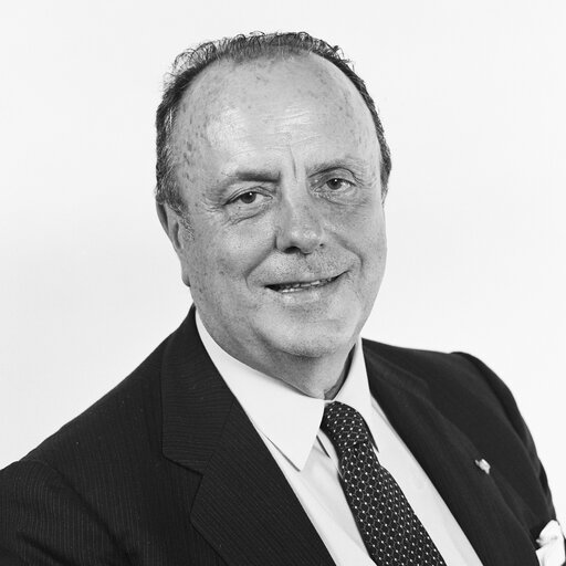 Foto 5: Portrait of MEP Manuel FRAGA IRIBARNE