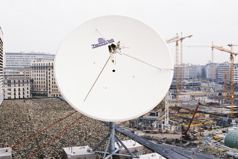 Foto 29: Satellite parbaolic antenna on a roof in front of the Justus Lipsius EU Council construction site in Brussels