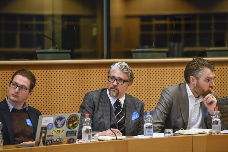 Fotografie 8: Roundtable of the CEPS Task force ' Software Vulnerability Disclosure in Europe '