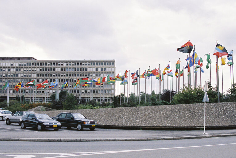 Foto 24: Flags in front of the EP Schuman building in Luxembourg