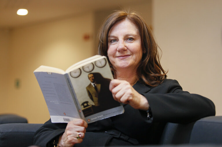 MEP Arlene McCARTHY with a book for the Get caught reading campaign