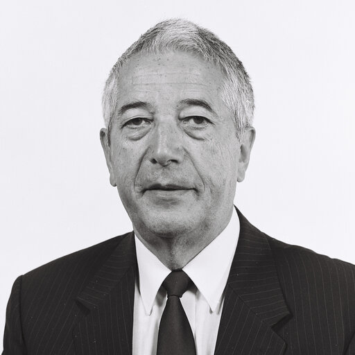 Portrait of MEP Robert DELOROZOY