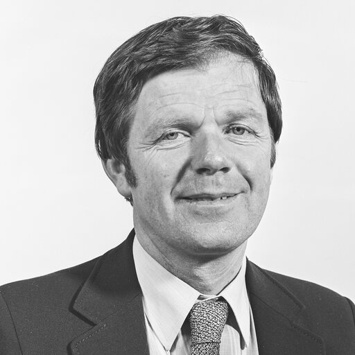 Photo 5 : Portrait of MEP John Joseph McCARTIN