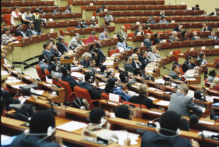 Foto 24: 11th session of the ACP-EEC Joint-Parliamentary Assembly (Assemblee paritaire) in Luxembourg from 24 to 28 September 1990