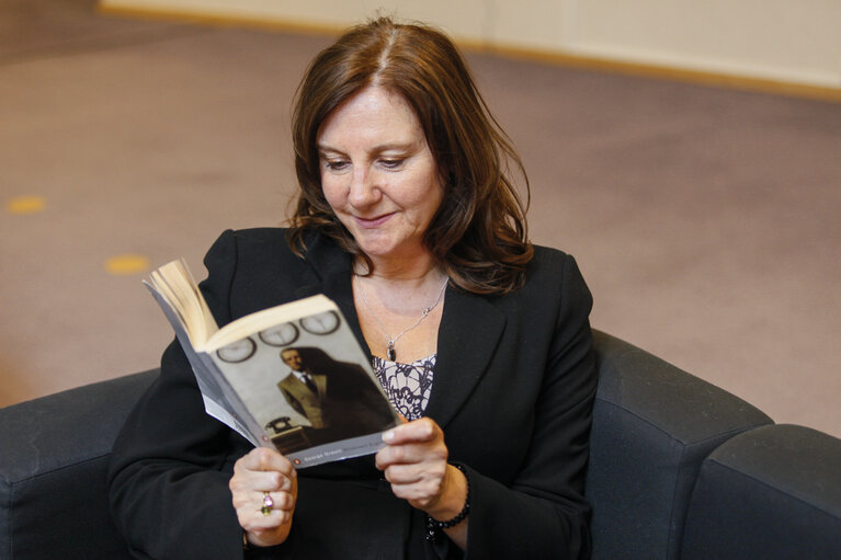 MEP Arlene McCARTHY with a book for the Get caught reading campaign