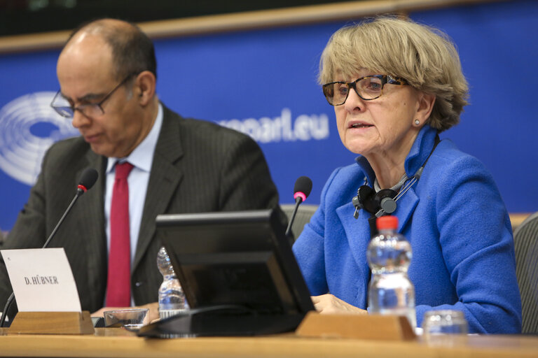 Fotografia 14: AFCO Committee meeting  ' The withdrawal of the United Kingdom from the European Union (Article 50 TEU) ' - Exchange of views on the state of play of the negotiations on Brexit, with the participation of the Parliament's coordinator for the negotiations on the UK withdrawal from the EU, and with a member of the Parliament's Brexit Steering Group