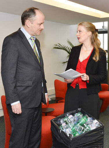 Foto 3: Handing over of a petition against the use of plastic bottles in the EP