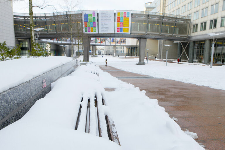 Fotogrāfija 1: Winter hits Brussels, with freezing temperatures and snow covering the EP buildings