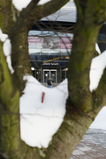 Fotogrāfija 5: Winter hits Brussels, with freezing temperatures and snow covering the EP buildings