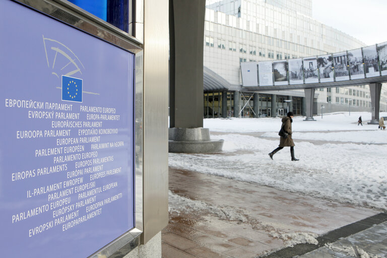 Fotogrāfija 4: Winter hits Brussels, with freezing temperatures and snow covering the EP buildings