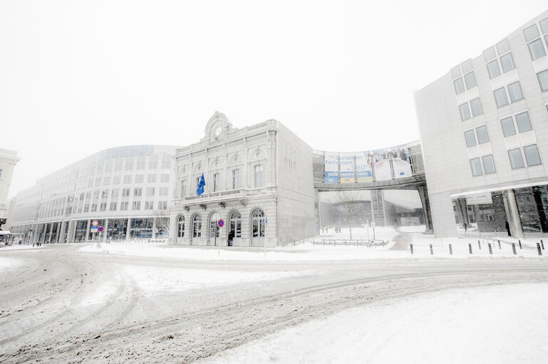 Fotogrāfija 12: Winter hits Brussels, with freezing temperatures and snow covering the EP buildings