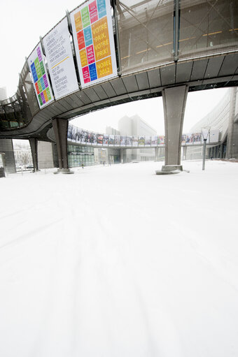 Fotogrāfija 15: Winter hits Brussels, with freezing temperatures and snow covering the EP buildings