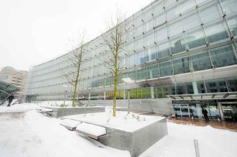 Fotogrāfija 13: Winter hits Brussels, with freezing temperatures and snow covering the EP buildings